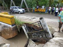  Tebing dan badan jalan di pangkal jembatan yang runtuh diterjang banjir bandang/zar