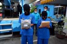 Tersangka pasutri kurir ganja diringkus BNNP Riau (18/2/2019). Foto (Riau24/amri)
