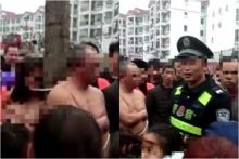 Suami dan Selingkuhannya ditelanjangi lalu diikat di Batang Pohon 