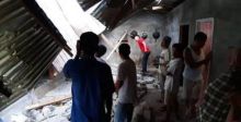 Salah satu rumah warga di kabupaten Solok Selatan, Sumbar, yang rusak setelah daerah itu digoyang gempa pada Kamis pagi tadi.  Foto: int 