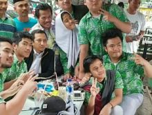 Para siswa mengajak Ustaz Yusuf Mansur foto bareng (foto/instagram) 