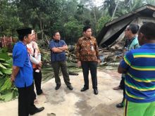 - Bupati Kuantan Singingi Drs. H. Mursini, M.Si,  meninjau lokasi banjir Petapahan/zar