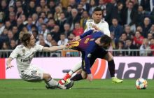 Gelandang Real Madrid, Luka Modric tarik baju penyerang Barcelona Lionel Messi (foto/int) 