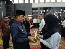 HM Wardan menyerahkan SK kepada CPNS Formasi tahun 2018/ADV