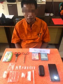 Tersangka sabu dan barang bukti yang diamankan Polisi/rgo