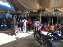 Kokasi korban saat melakukan pemasangan tenda/azi