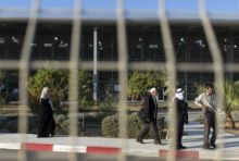 Warga Palestina berjalan menuju bus setelah melintasi Jalur Gaza. Ilustrasi 