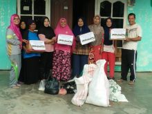 Plt Kades Kinali bersama TP PKK mengumpulkan bantuan dari masyarakat Desa Kinali, untuk diserahkan ke warga korban banjir Petapahan Gunung Toar/zar