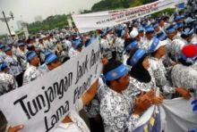 Guru berdemo menuntut tunjangan dibayar (foto/int) 