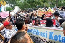 Kadisdik Pekanbaru Kota Abdul Jamal disoraki para guru saat menyampaikan pesan Walikota Pekanbaru Firdaus.