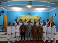 Ketua DPRD Kuansing Andi Putra, SH. MH dan Anggota DPRD DR. Adam, SH. MH foto bersama Siswa SMAN I Teluk Kuantan/zar