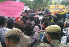 Guru di Pekanbaru menuntut agar tunjangan profesinya dibayarkan (foto/riki) 