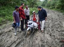 Wakil Ketua DPR, Fadli Zon membagikan foto jalan rusak menuju akses makam Cut Meutia