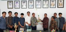 UKM LBC Serahkan Tropi ke Rektor UIR