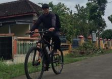 Hasymi, tukang pijat yang memiliki hobi menjadi caleg. Foto: int 