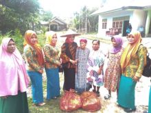 Bantuan banjir dari GOW Kuansing, dipimpin Hj. Juniwarti Halim/zar