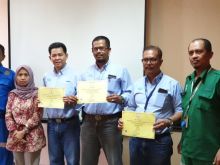 Foto bersama APRIL GROUP dan  Kasubdi Perizinan Fasilitas Penelitian dan Industri BAPETEN, Wita Kustiana (berjilbab) seusai penyerahan penghargaan  Safety and Security Awards./ist