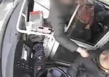 Seorang Ibu serang supir bus karena disebut tidak beradab