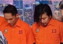 Zul 'Zivillia' tertunduk saat polisi meringkusnya terkait kasus Narkoba yang menjeratnya. (foto. Detik)