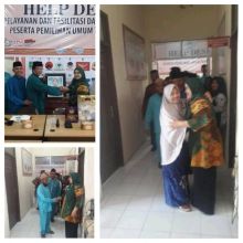 Cici berbaju batik berpamitan dengan Komisioner KPU/zal