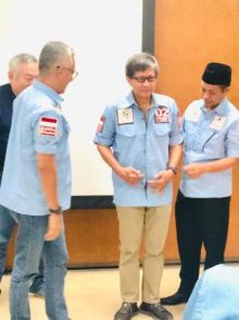Viral foto Rocky Gerung pakai baju relawan 02 (foto/int) 