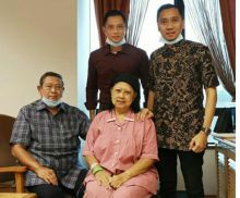 AHY foto bersama ibunya di Singapura (foto/instagram) 