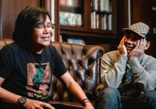 Raditya Dika mendengar kisah hantu Ari Lasso (foto/instagram) 