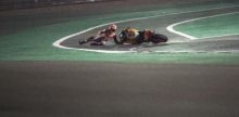 Marc Marquez terjatuh saat menjalani sesi latihan bebas di Sirkuit Losail, Qatar. Foto: int 
