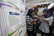 Pencari kerja membaca informasi lowongan kerja. ilustrasi/Foto: int 