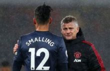 Solskjaer memberikan semangat kepada anak asuhnya setelah ditundukkan Arsenal. Foto; int 