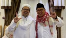Wakil Ketua DPR, Fadli Zon berpose salam dua jari dengan Habib Rizieq Shihab