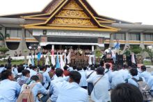 Ratusan mashasiswa UR duduki Kantor Gubernur Riau, Senin (11/3/2019) sore terkait Asap yang mulai menyelimuti Riau.