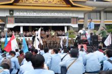 Masa aksi BEM UR mendesak Gubernur Riau untuk menangkap Korporasi pembakar lahan dan hutan.