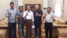 Ketua PWI Riau H Zulmansyah Sekedang dan Ketua HPN Riau A Kadir Bey berfoto bersama Gubri H Syamsuar/ist