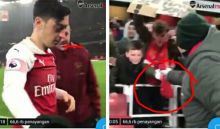 Mesut Ozil memberikan baju kemenangannya ke anak kecil fans Arsenal (foto/int) 