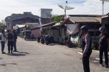 Polisi berjaga-jaga disekitar lokasi ledakan yang terjadi di Sibolga