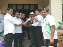 Dikpora Kuansing saat menyerahkan bantuan banjir Desa Petapahan  Gunung Toar/zar