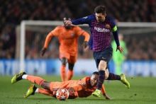 Aksi Messi yang tak kuasa dibedung punggawa Lyon. Foto: int 