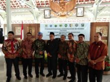 Bupati Kuansing Drs. H. Mursini, M.Si foto bersama usai penandatanganan MoU/zar