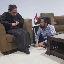 Teuku Wisnu duduk di bawah saat mendengarkan perkataan ustaz Adi Hidayat . Foto: int 