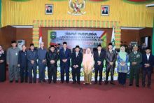 Plt Bupati Siak Alfedri foto bersama usai prosesi PAW anggota DPRD Siak/lin