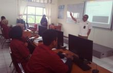 Kepala SKK Migas berdialog dengan mahasiswa