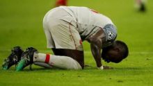 Sadio Mane mengekspresikan kegembiraannya usai mencetak gol dengan melakukan sujud syukur di lapangan. Foto: int