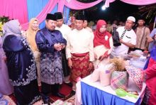  Kasmarni didampingi Bupati Amril Mukminin, beserta rombongan lainya mengunjungi semua stand bazar/hari