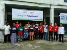 Foto bersama usai me/mbagikan ratusan paket sembako bagi masyarakat prasejahtera di Jalan lintas Timur Km. 25 RT 02 RW 01, Kelurahan Kulim, Kecamatan Tenayan Raya,/ADV