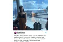 Emily berpose sebelum naik pesawat