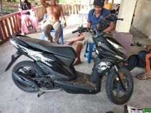 Satu unit sepeda motor merk Bead yang tertimbun semak rerumputan di salah satu kebun karet milik warga /hari