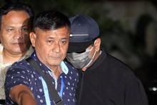 Ketum PPP, Romahurmuziy saat dibawa ke KPK tadi malam (Foto: int)