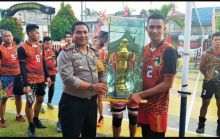 Kapolres Rohul AKBP M Hasyim Risahondua, SIK menyerahkan hadiah uang tunai dan tropi/alfa