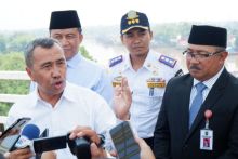 Gubernur Riau H Syamsuar saat membuka Jembatan Siak IV untuk umum, Senin (18/3/2019) siang. Foto. Amri